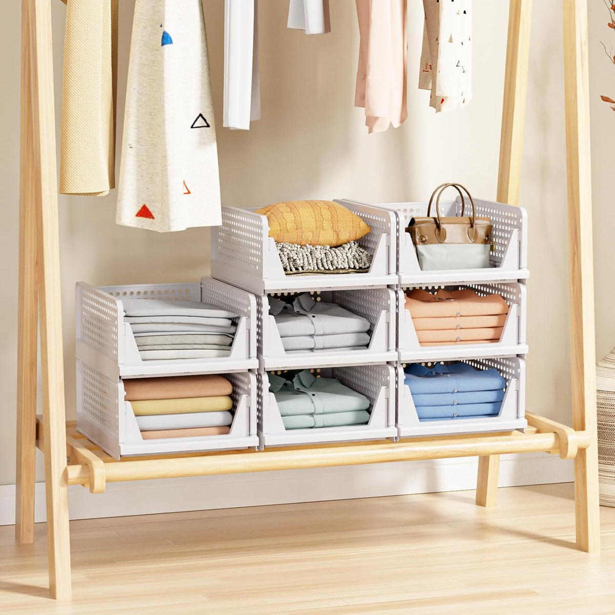 Stapelmanden helpen kleding en spullen netjes in de kast te bewaren