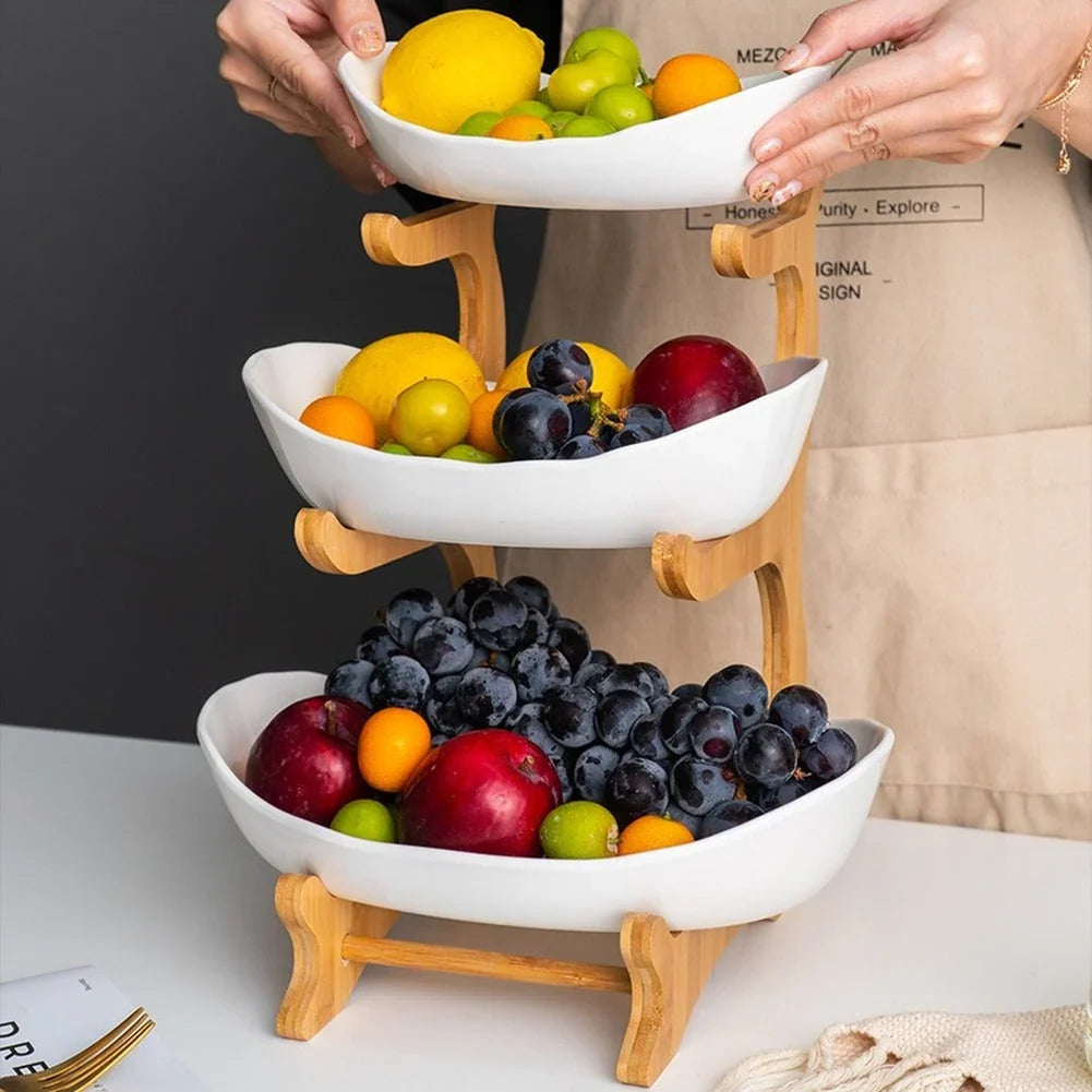 Fruitmand van kunststof met fruit op een keukentafel
