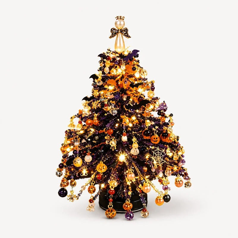 Handen die de parels van de kerstboom in elkaar zetten
