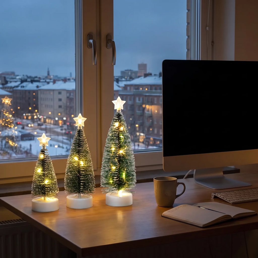 Drie decoratieve kerstboompjes verlichten een feestelijke ruimte
