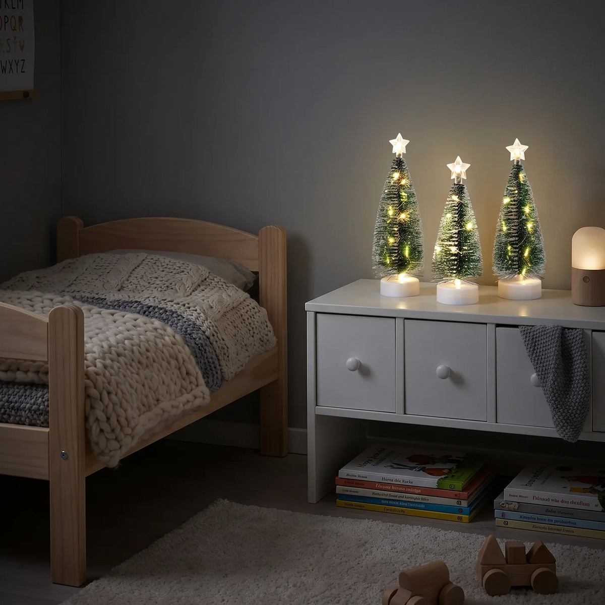 Verlichte mini-kerstboompjes voor een warme kerstsfeer