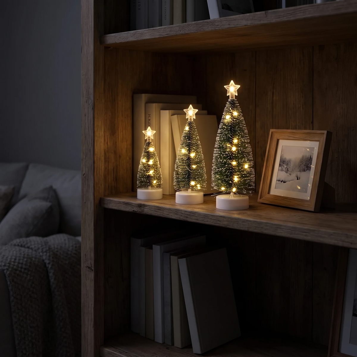 Kerstboompjes met warmwit licht op een tafel geplaatst