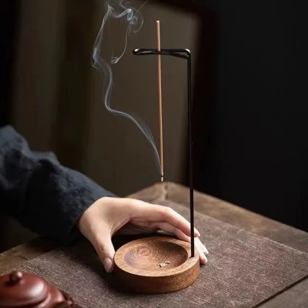 Handgemaakte wierookhouder met houten basis en metalen houder