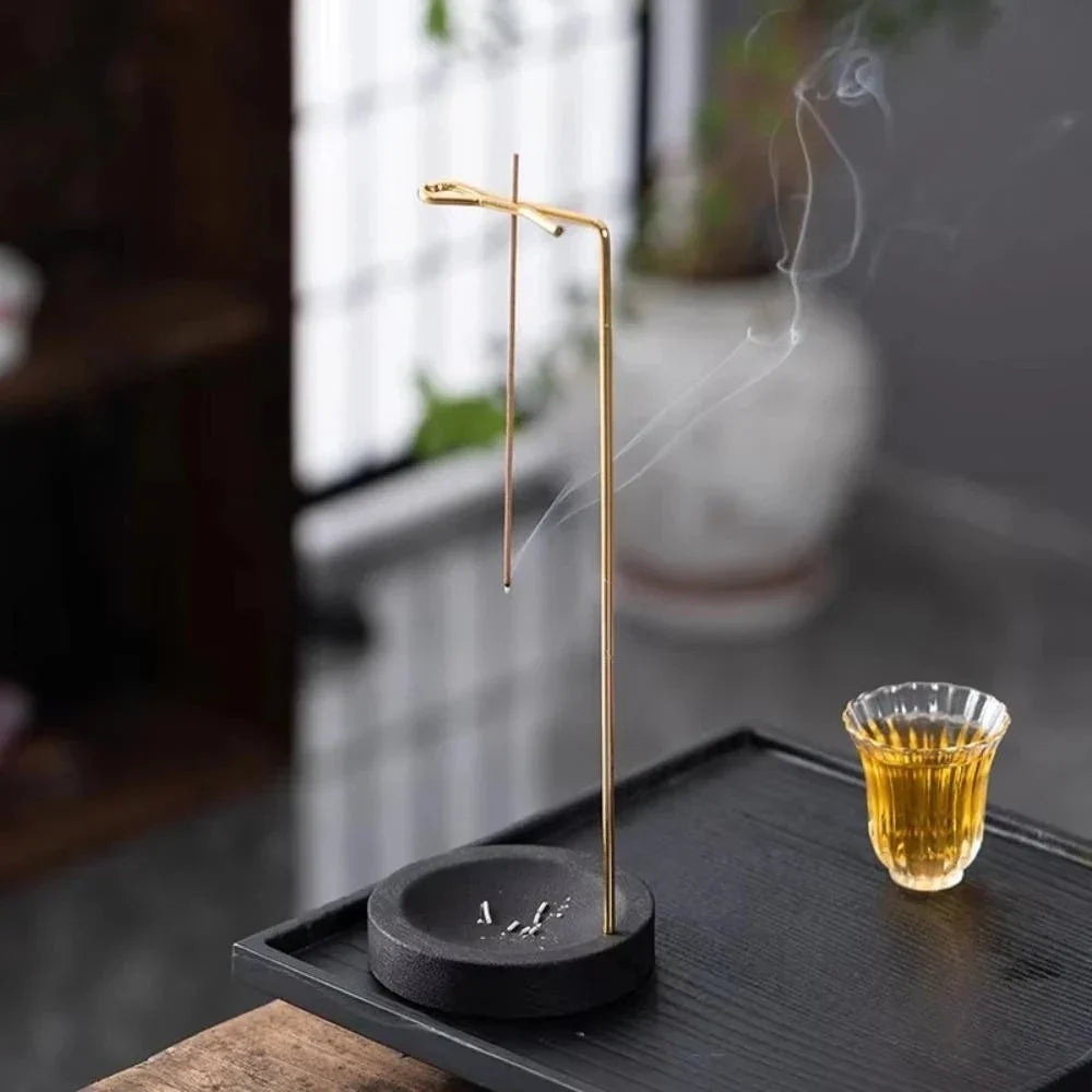 Smal ontwerp van een houten wierookhouder voor interieur