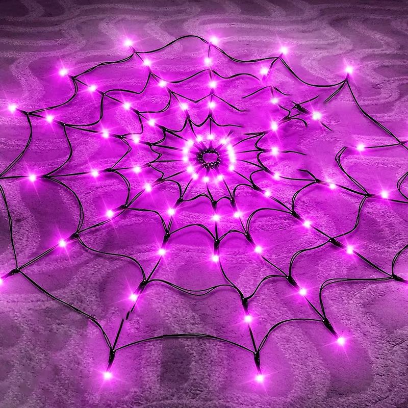 Verlicht spinnennet van Nethalo voor een sfeervolle griezelavond