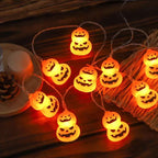 Sfeervolle pompoenverlichting tijdens een Halloweenfeest buiten