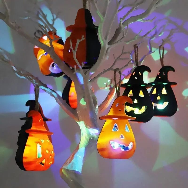 Halloween-decoratie met een verlichte lantaarn voor binnen