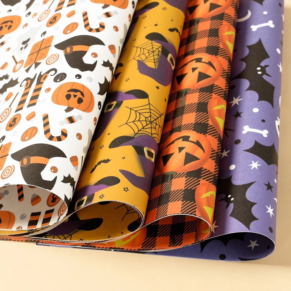 Cadeau ingepakt met Halloween papier vol geesten en pompoenen