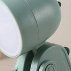 Kinderlamp met praktische klem aan de rand van een bureau
