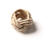 Close-up van de natuurlijke structuur van handgeweven jute servetringen