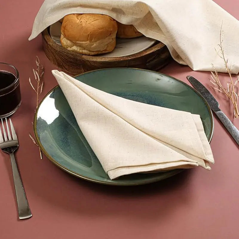 Polyester tafelservet van 40 × 40 cm naast servies op tafel