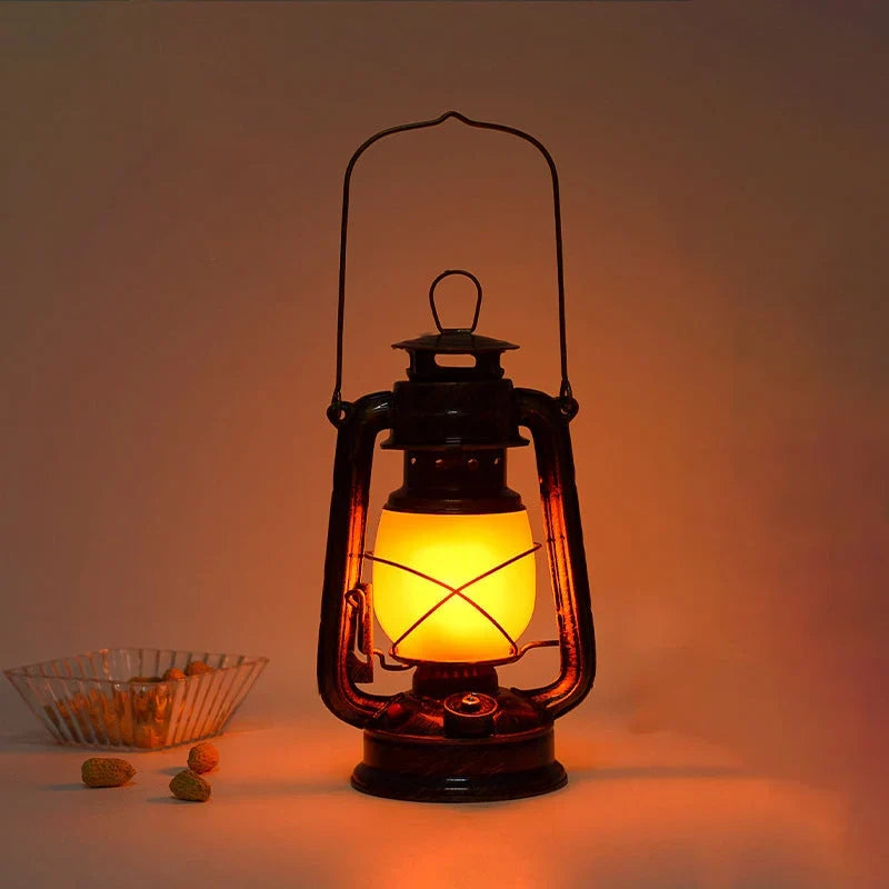 Bronskleurige tafellamp met ingebouwde ledverlichting op een tafel